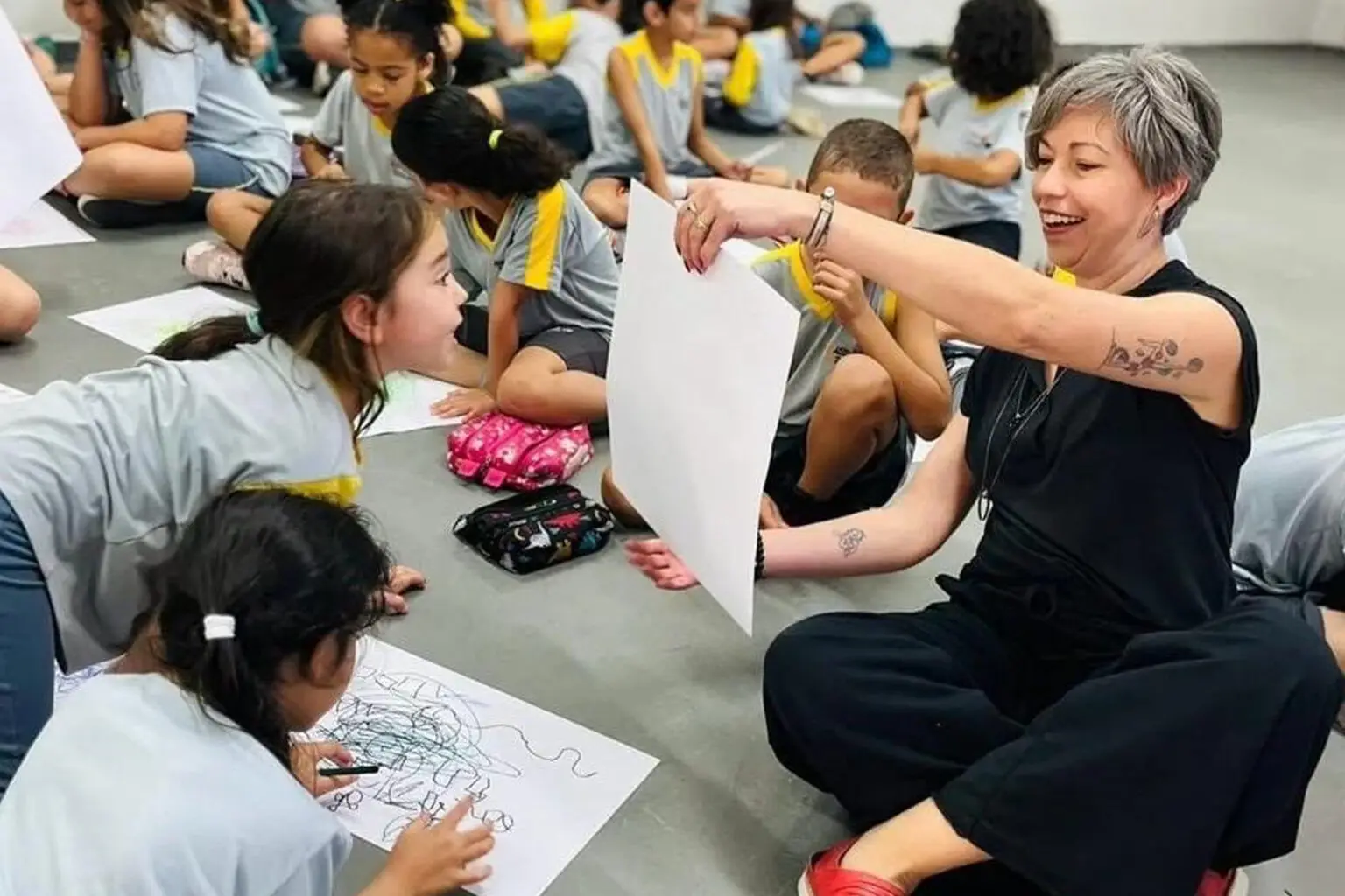 O Risco de Ser Feliz! Apoie a Artmosphera e Faça Parte da Retomada da Beleza Sua contribuição via PIX nos ajuda a refazer conceitos e construir uma nova estrada de arte, educação e espiritualidade. Juntos, promovemos o novo, a leveza e a história viva.