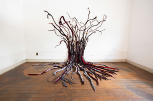 Zilamar Takeda. Nosso profundo . 2019 Feltragem, tecidos reciclados, medidas variáveis . 180 cm x 280 cm x 200 cm