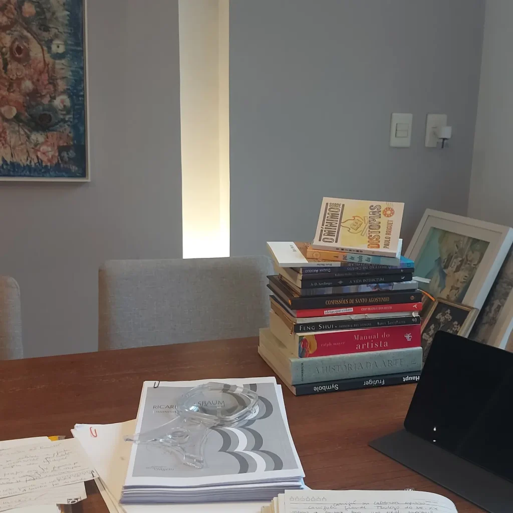 Será que a Filosofia é Inútil? - Minha mesa com esses livros e minhas anotações de hoje. A aula foi aprender sobre a consciência de onde está a fundamentação daquilo que eu acredito. Onde se funda o meu edifício de saber. Qual a origem da minha idéia? Onde estão os fundamentos daquilo que eu acredito.