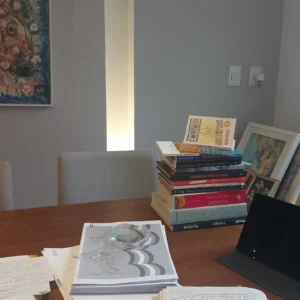 Minha mesa com esses livros e minhas anotações de hoje. A aula foi aprender sobre a consciência de onde está a fundamentação daquilo que eu acredito. Onde se funda o meu edifício de saber. Qual a origem da minha idéia? Onde estão os fundamentos daquilo que eu acredito.