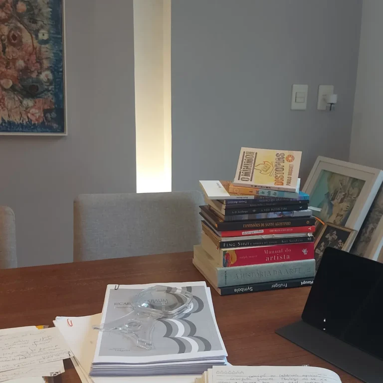 Será que a Filosofia é Inútil? - Minha mesa com esses livros e minhas anotações de hoje. A aula foi aprender sobre a consciência de onde está a fundamentação daquilo que eu acredito. Onde se funda o meu edifício de saber. Qual a origem da minha idéia? Onde estão os fundamentos daquilo que eu acredito.