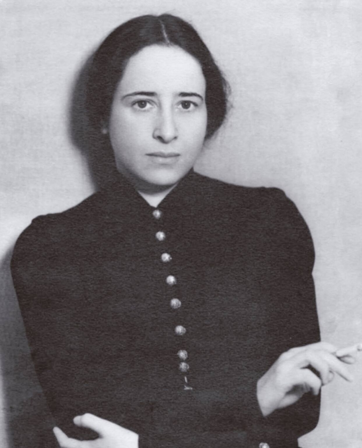 Hannah Arendt 1933 - Por Desconhecido - Young-Bruehl, Elisabeth Yale University Press Hannah Arendt: For Love of the World ISBN: 978-0-300-10588-9., Domínio público.