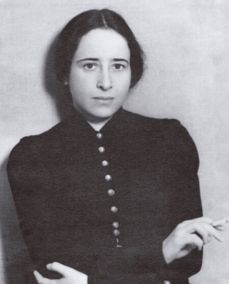 Hannah Arendt 1933 - Por Desconhecido - Young-Bruehl, Elisabeth Yale University Press Hannah Arendt: For Love of the World ISBN: 978-0-300-10588-9., Domínio público.