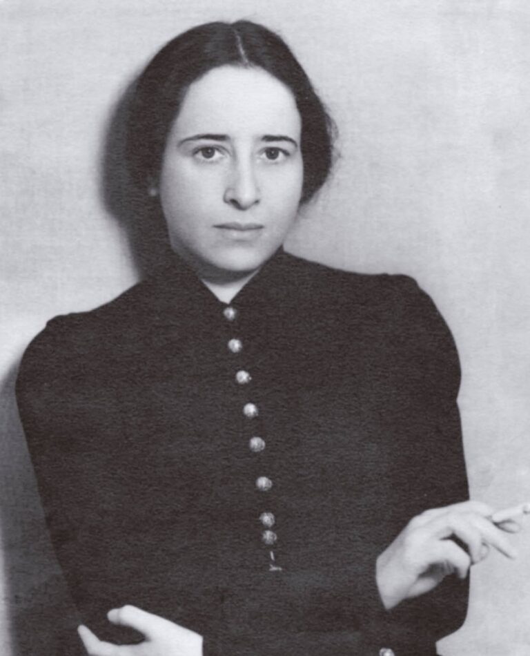 Hannah Arendt 1933 - Por Desconhecido - Young-Bruehl, Elisabeth Yale University Press Hannah Arendt: For Love of the World ISBN: 978-0-300-10588-9., Domínio público.