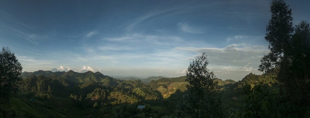 Paisagens dos lagos de Uganda durante expedição turística 2026