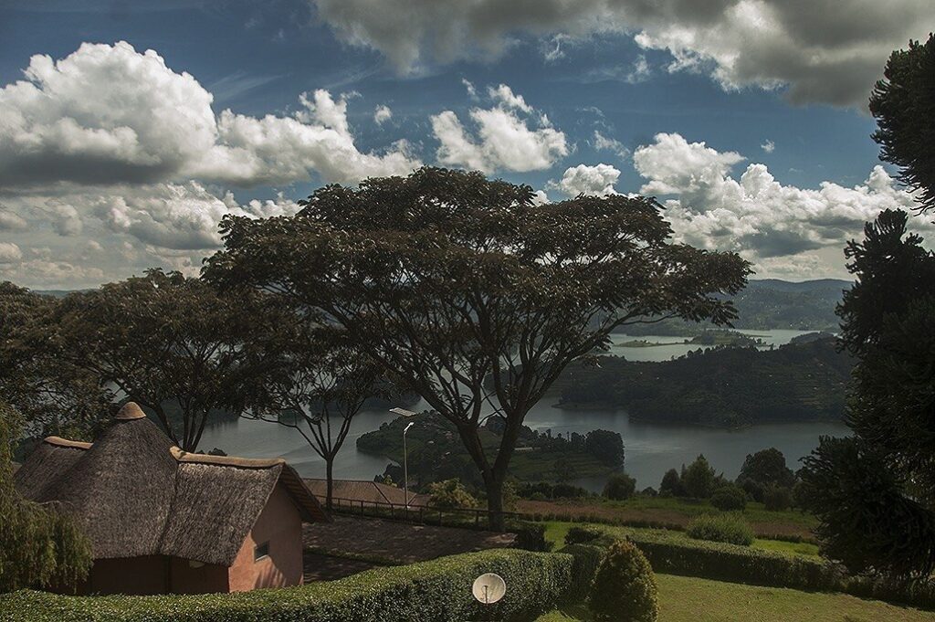 Paisagens dos lagos de Uganda durante expedição turística 2026