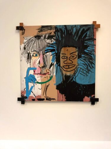 Obra de Jean-Michel Basquiat em exposição.